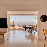 Blue Penthouse Mackenzie Апартаменти *